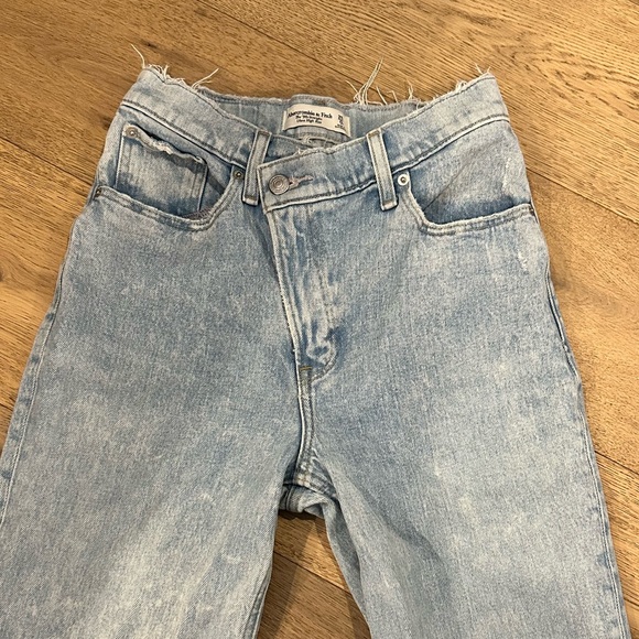 CRISS CROSS JEAN- Abercrombie - Picture 1 of 4